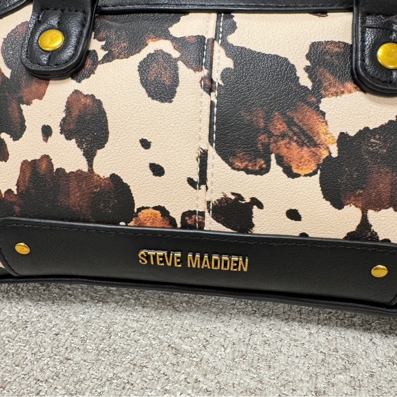 Viral Steve Madden Cow Print Faux Leather Crossbody with Bag Charms - NWT - Picture 6 of 8